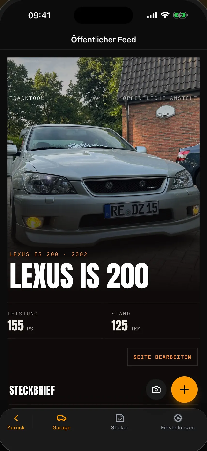 Die öffentliche QR-Fahrzeugseite im Stil Nachtstrecke: Foto des Lexus IS 200, Name, Leistung und Kilometerstand.