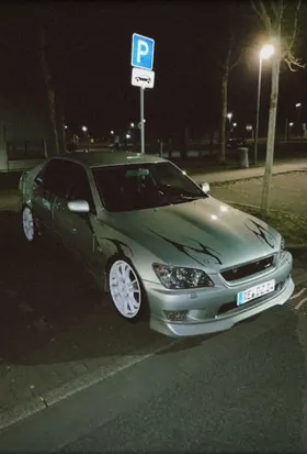 Lexus IS 200 bei Nacht