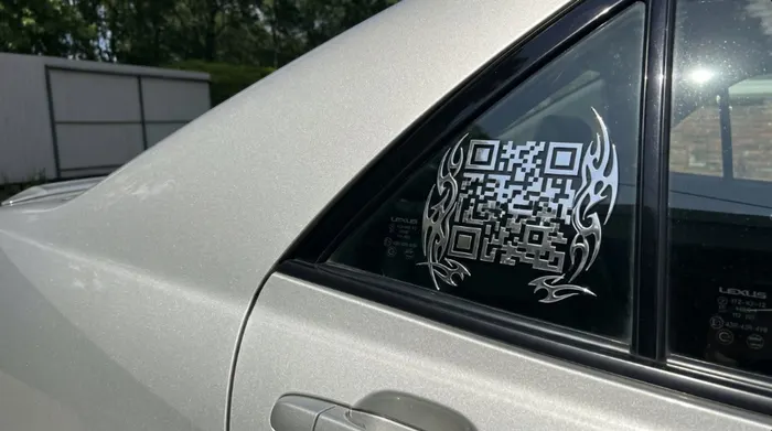 QR-Sticker mit Tribal-Design direkt auf der Autoscheibe