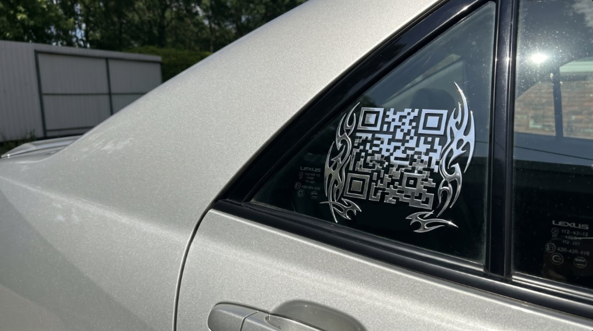 QR-Sticker mit Tribal-Design direkt auf der Autoscheibe
